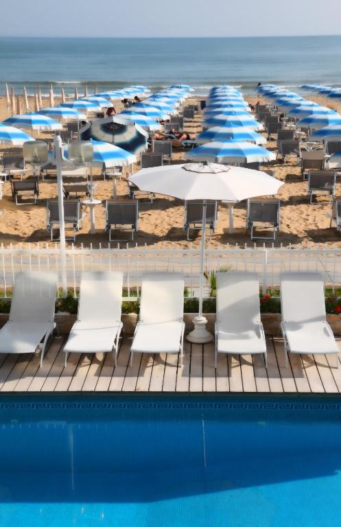 Bazén v ubytování Hotel Rivamare nebo v jeho okolí
