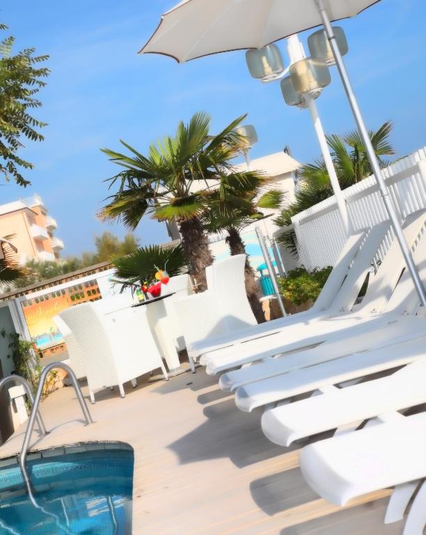 Bazén v ubytování Hotel Rivamare nebo v jeho okolí