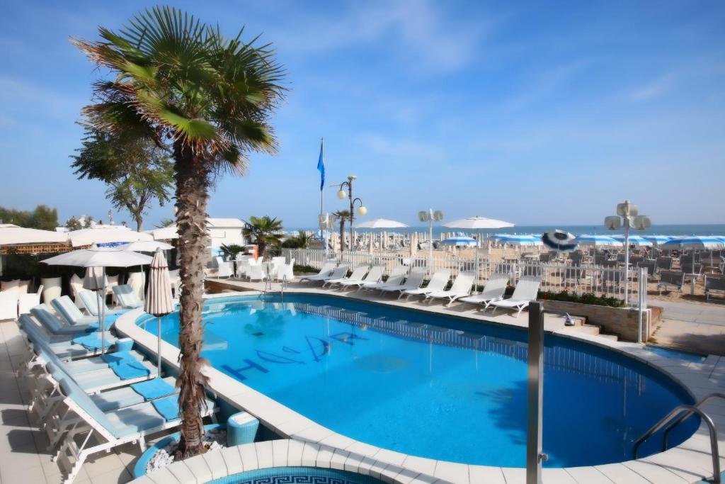 Bazén v ubytování Hotel Rivamare nebo v jeho okolí