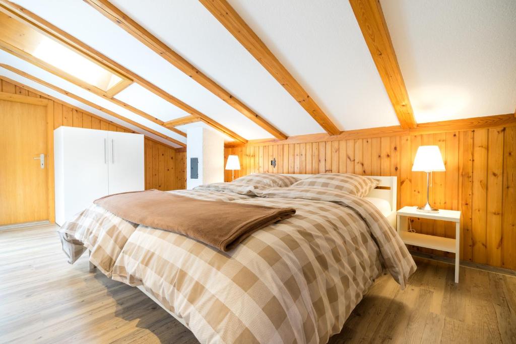 Postel nebo postele na pokoji v ubytování Ferienwohnungen Alpentraum - Landhaus Eberle