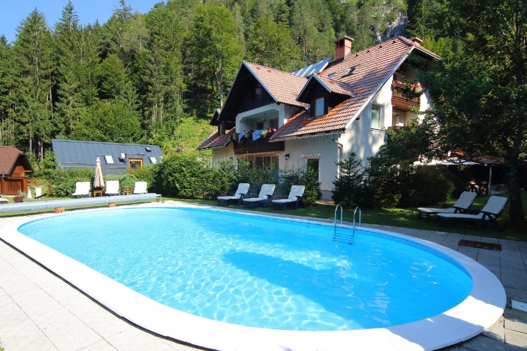 Bazén v ubytování Vila Edelweiss Rooms&App Kranjska Gora nebo v jeho okolí
