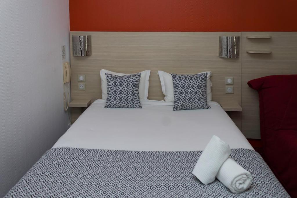 Postel nebo postele na pokoji v ubytování Hôtel de Paris La Défense