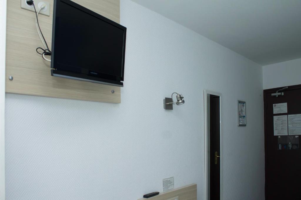 TV a/nebo společenská místnost v ubytování Hôtel de Paris La Défense