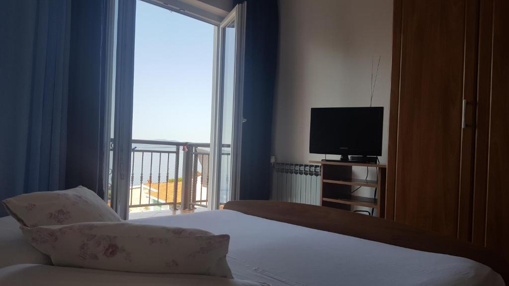 Televízia a/alebo spoločenská miestnosť v ubytovaní Rooms Raos