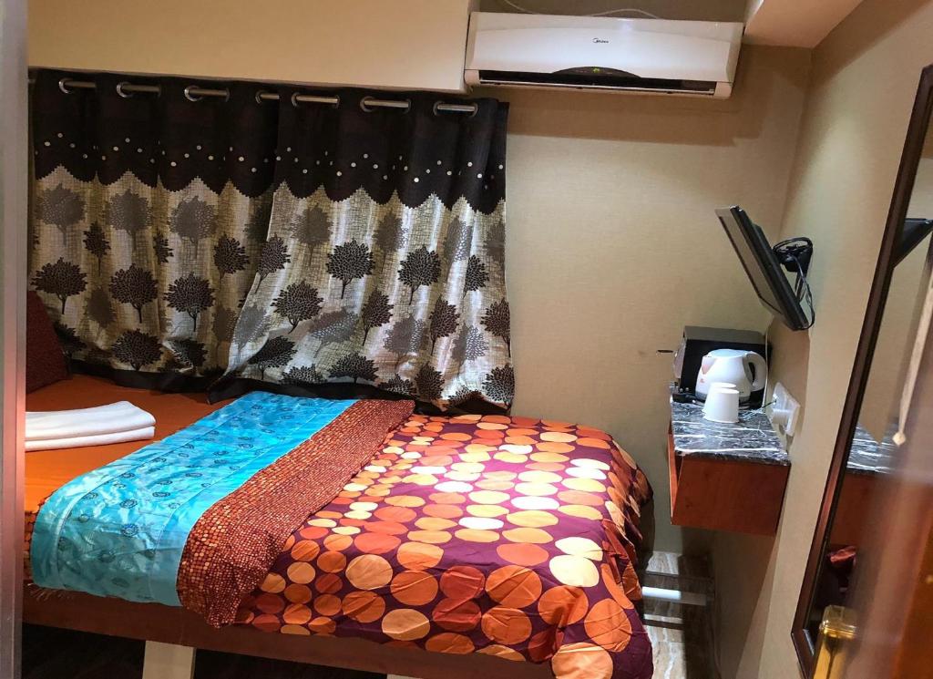 1 dormitorio con 1 cama en una habitación con ventana en Rich Hostel, en Hong Kong