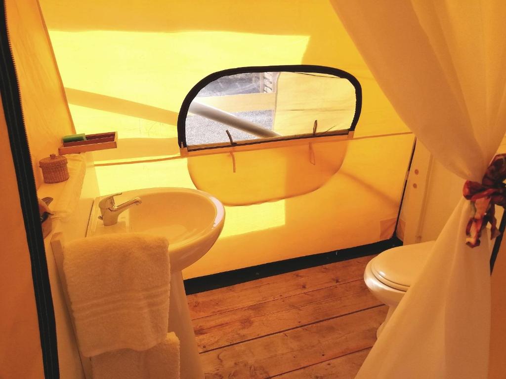 Koupelna v ubytování Agriturismo Glamping Erbe Matte
