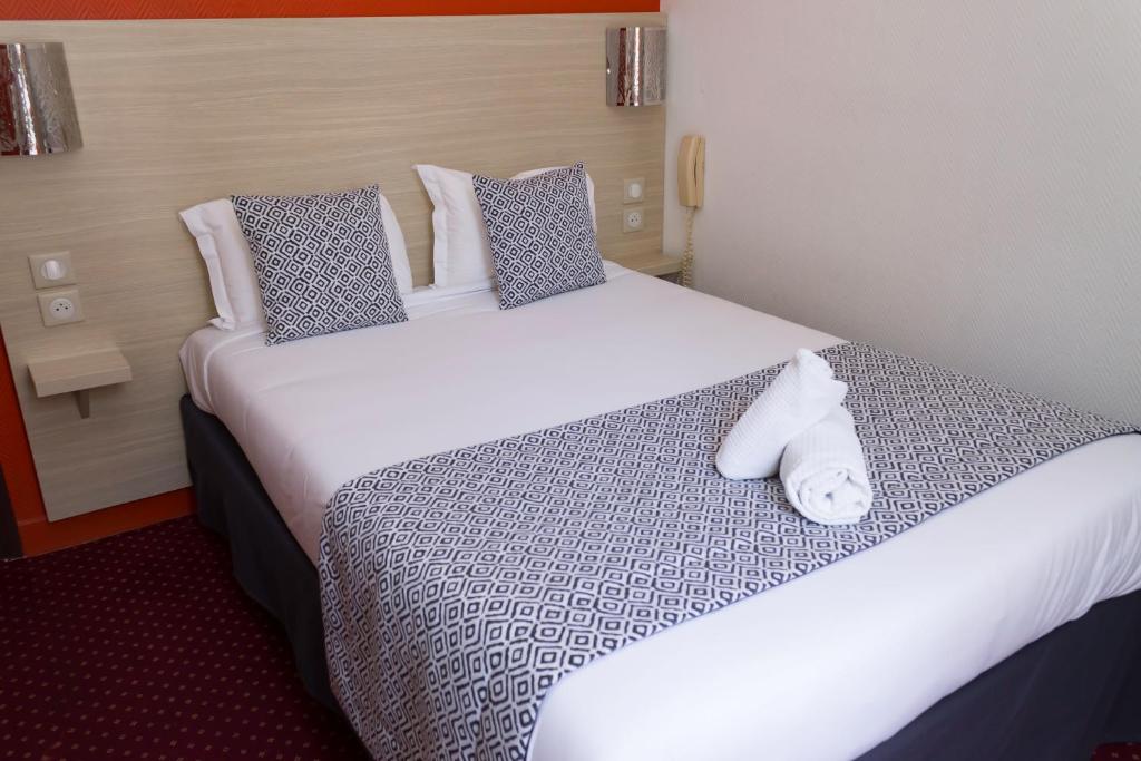Postel nebo postele na pokoji v ubytování Hôtel de Paris La Défense