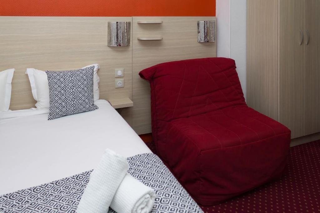 Postel nebo postele na pokoji v ubytování Hôtel de Paris La Défense