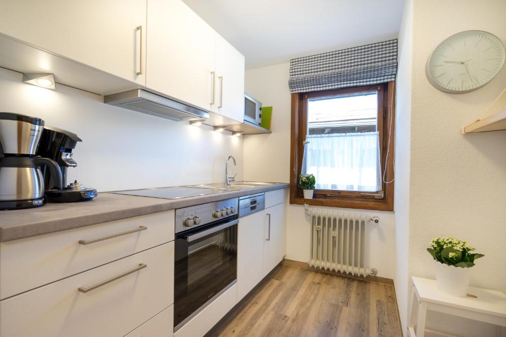 Kuchyň nebo kuchyňský kout v ubytování Ferienwohnungen Alpentraum - Landhaus Eberle