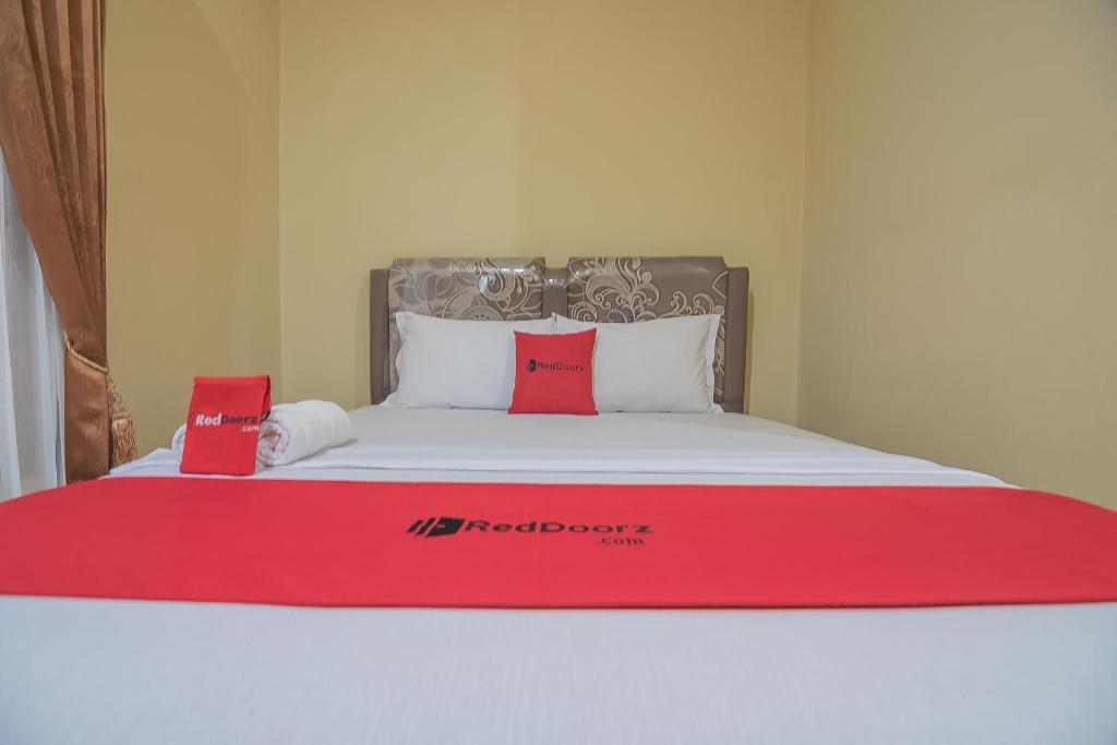 RedDoorz Plus near Syamsudin Noor Airport 3 - Chambre De Luxe