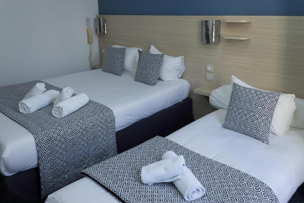 Postel nebo postele na pokoji v ubytování Hôtel de Paris La Défense