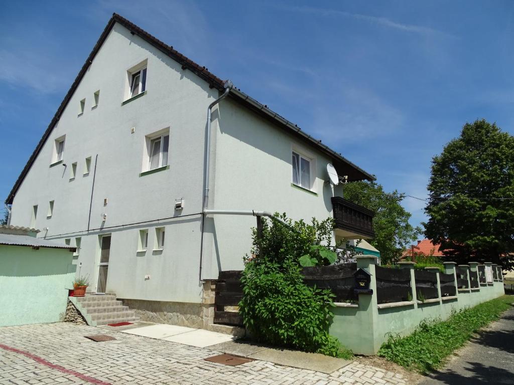 uma grande casa branca com uma escada em frente em szt.flórián em Cserszegtomaj