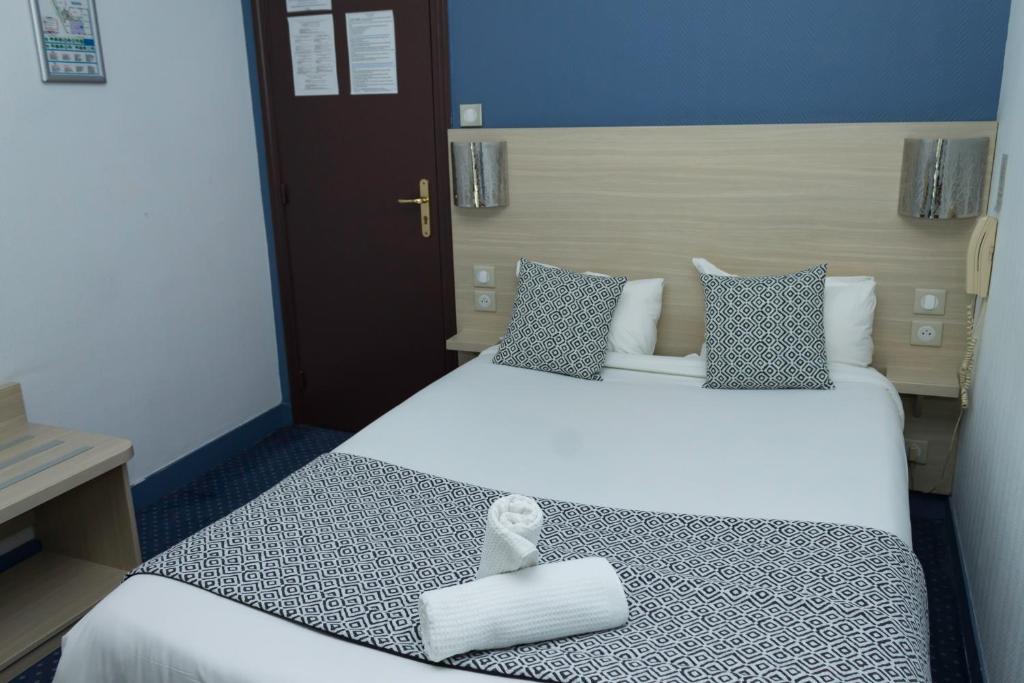 Postel nebo postele na pokoji v ubytování Hôtel de Paris La Défense