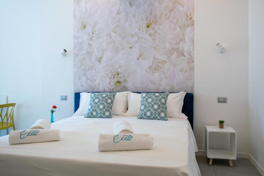 1 dormitorio con 1 cama con toallas en Dimora Chlóe B&B, en Pescara