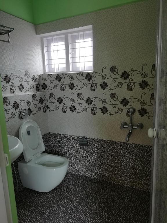 Koupelna v ubytování Panthalams Homestay