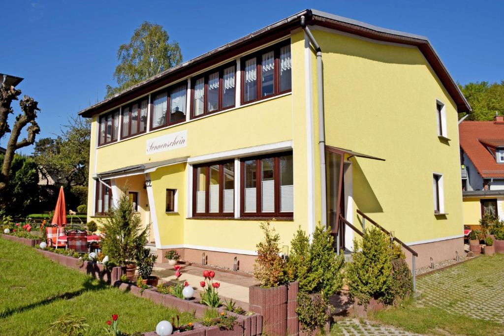 オストゼーバート・ゼリンにあるHaus Sonnenscheinの窓の多い黄色い家