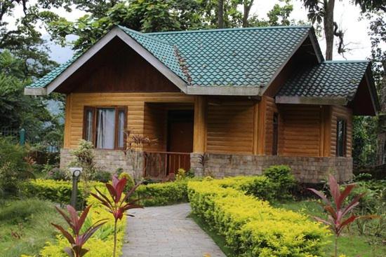 a small wooden house with a pathway in front of it at Vamoose Eco Paradise in Dzānak