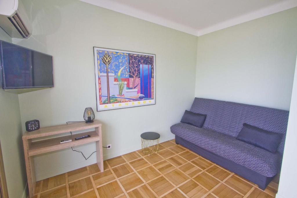 Телевизор и/или развлекательный центр в PROMENADE HOLIDAY - SUFFREN BEACH