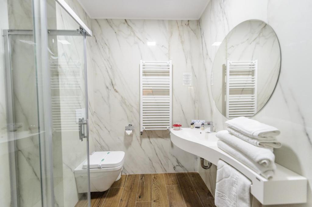 Koupelna v ubytování Mirage Medspa Hotel