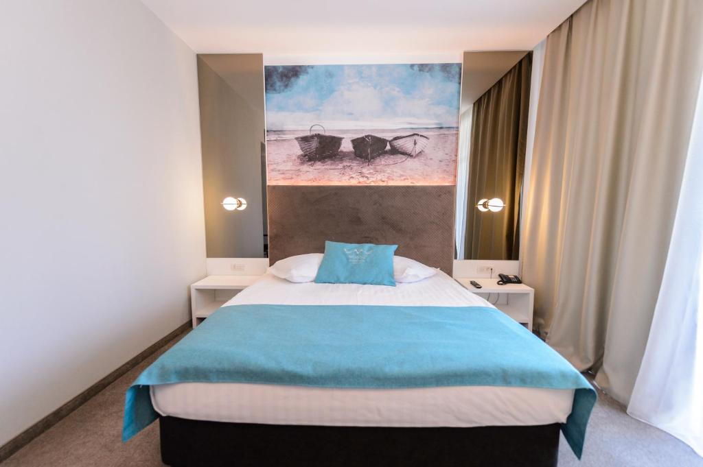 Postel nebo postele na pokoji v ubytování Mirage Medspa Hotel