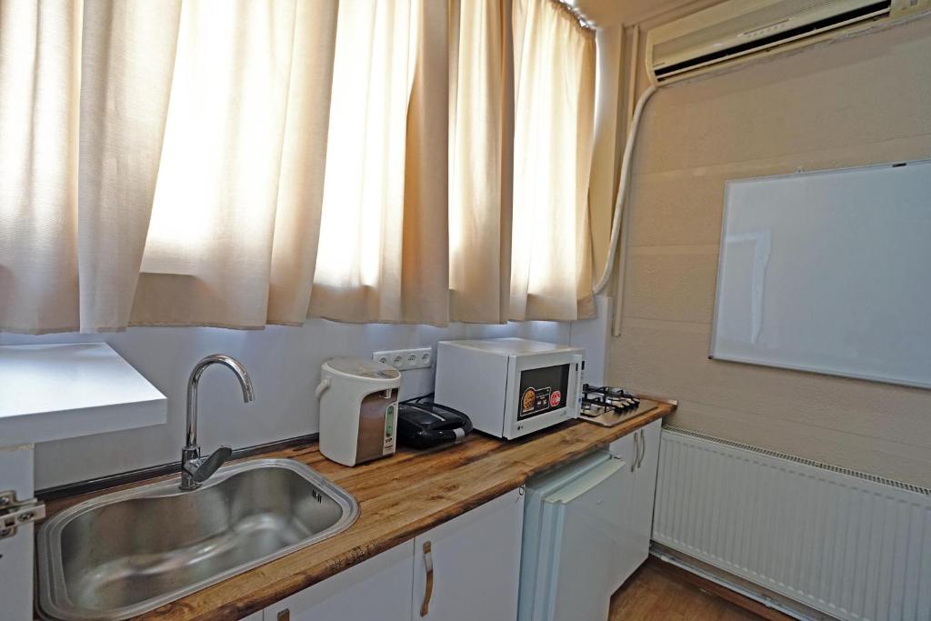 Kuchyň nebo kuchyňský kout v ubytování Wine Hostel
