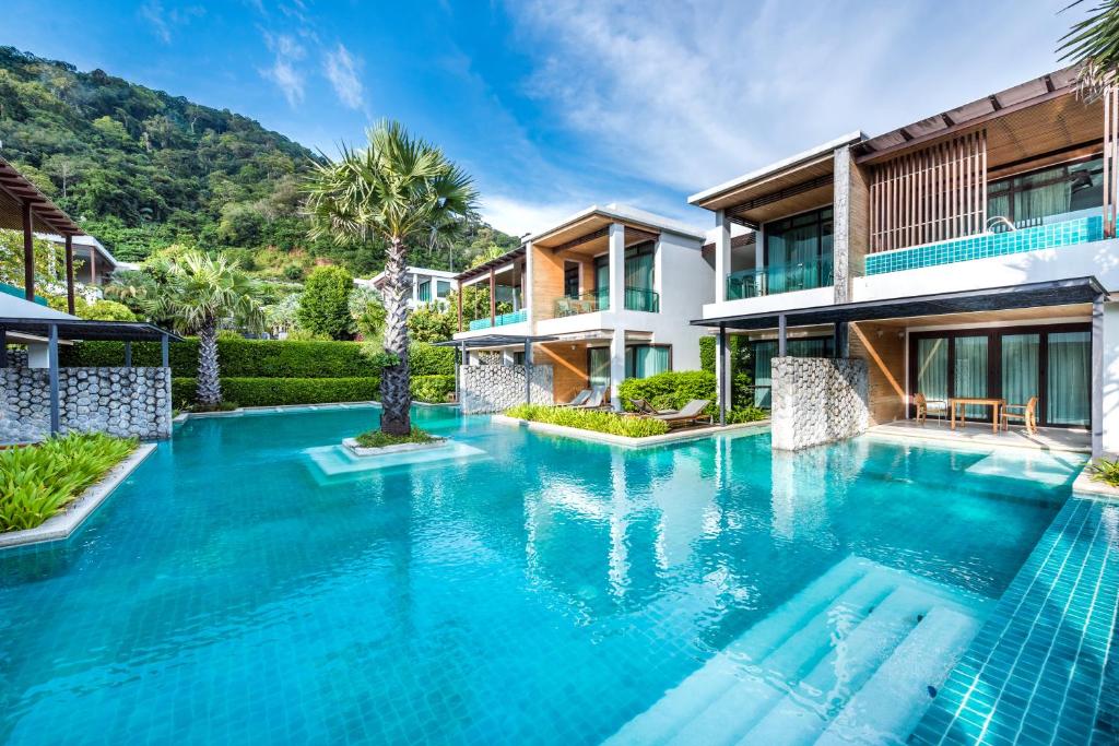 una piscina frente a una villa en Wyndham Sea Pearl Resort, Phuket, en Patong Beach