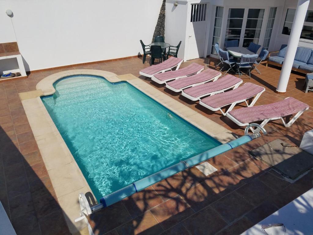 an overhead view of a swimming pool with lounge chairs at Casa Katrina in Tías