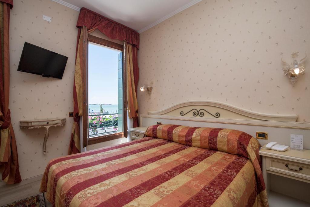 Postel nebo postele na pokoji v ubytování Hotel Riviera Venezia Lido