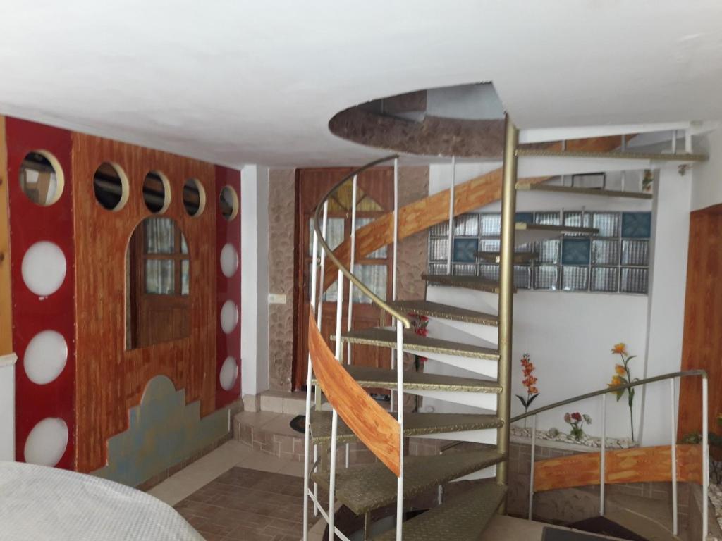 Łóżko lub łóżka piętrowe w pokoju w obiekcie Ground Floor Studio Galini