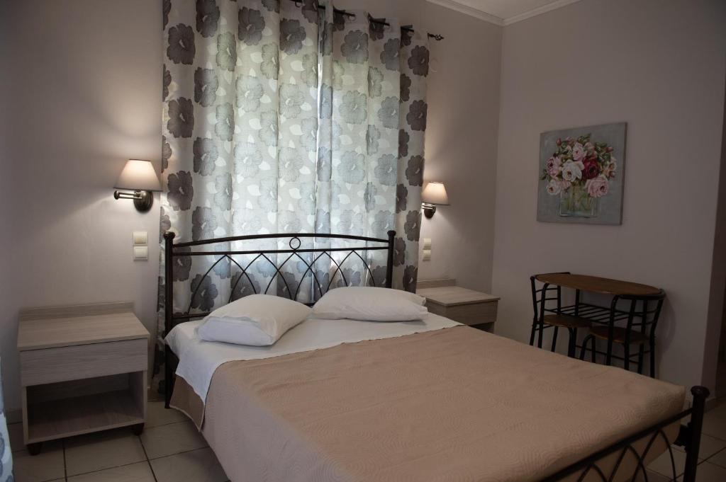 a bedroom with a bed and a window at Hotel Villa Mantalena in Alikanas