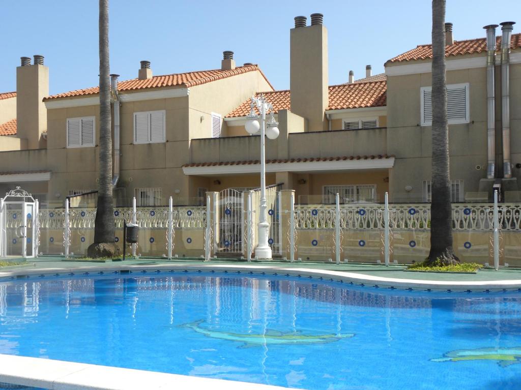 a large swimming pool in front of a building at VTV Amores Residencial2000 in Almarda
