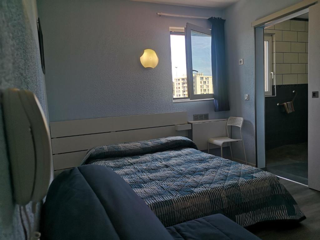 Postel nebo postele na pokoji v ubytování Hôtel Triotel