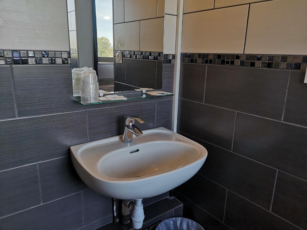Koupelna v ubytování Hôtel Triotel