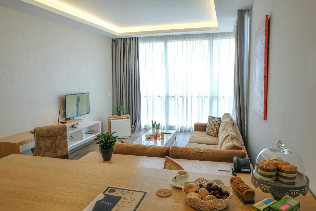 Ruang duduk di The Stay Furnished Apartments