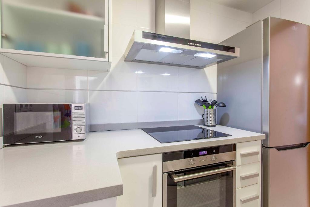 A kitchen or kitchenette at ApartUP Patacona Palm Beach I
