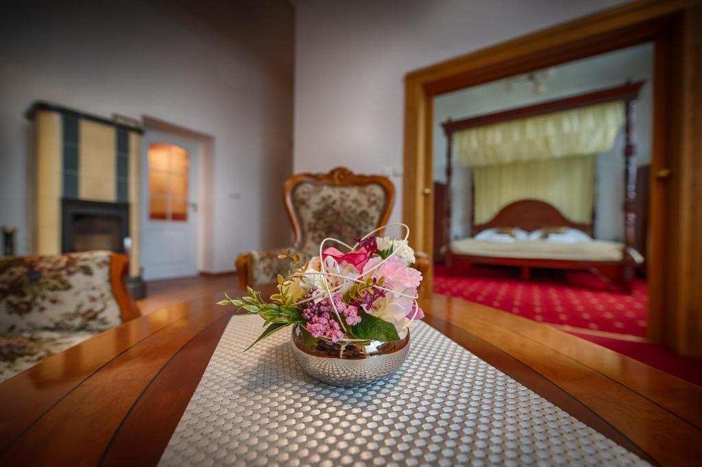 Postel nebo postele na pokoji v ubytování Hotel Zlatý Orel