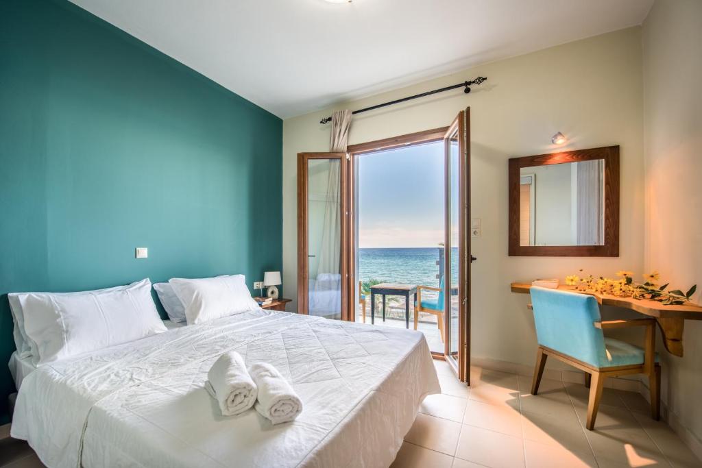 Giường trong phòng chung tại Porto Zorro Beach Hotel