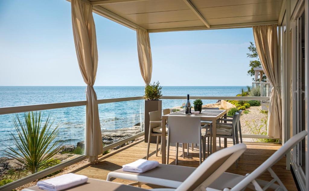 ノヴィグラード・イストラにあるAmber Sea Luxury Village Mobile Homesの海の景色を望む客室です。