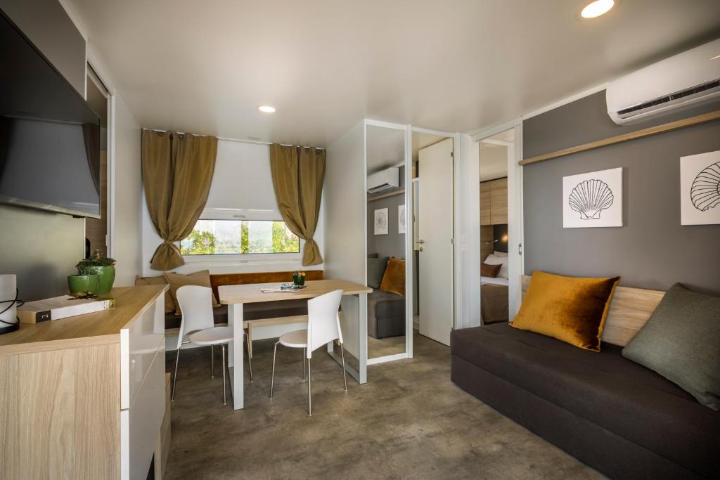 Część wypoczynkowa w obiekcie Aminess Planet Camping Holiday Homes Maravea