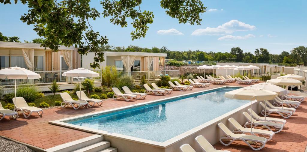 Basen w obiekcie Aminess Planet Camping Holiday Homes Maravea lub w pobliżu