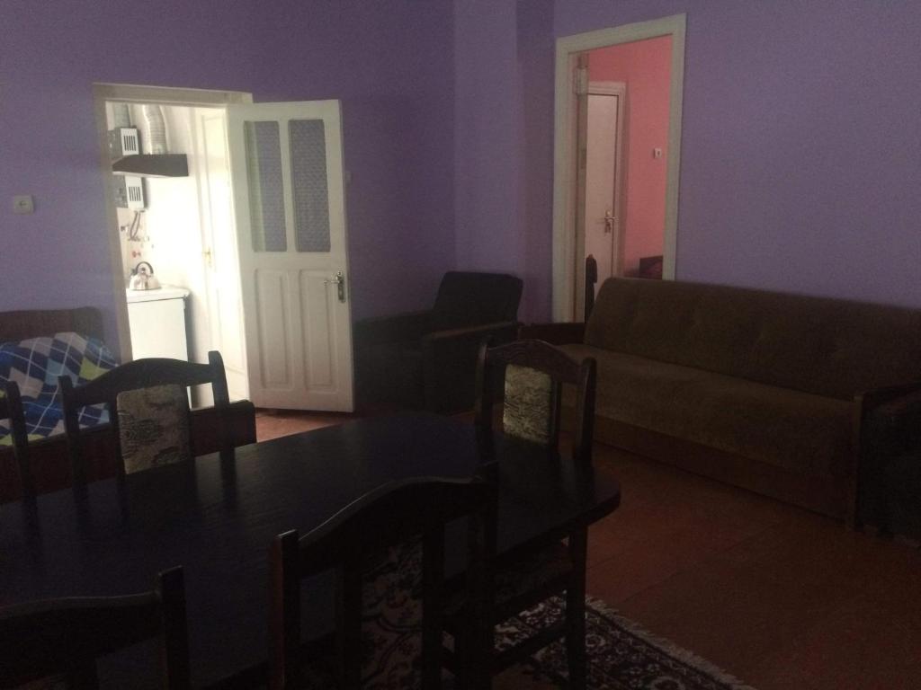 sala de estar con sofá y mesa en GuestHouse Malkhazi, en Borjomi