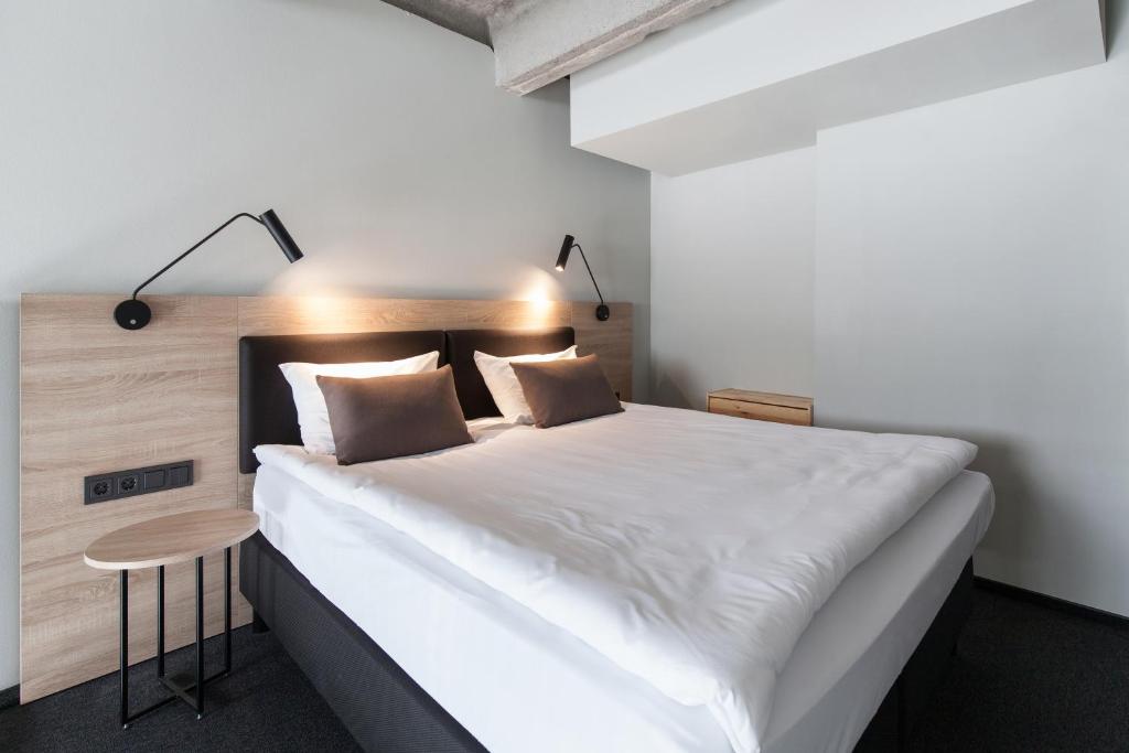 Łóżko lub łóżka w pokoju w obiekcie Loop Hotel Vilnius