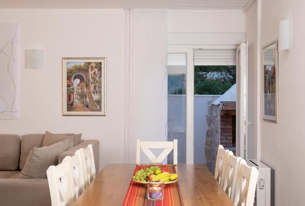 Posedenie v ubytovaní Villa Village Idylle with heated pool, sauna, jacuzzy and private parking