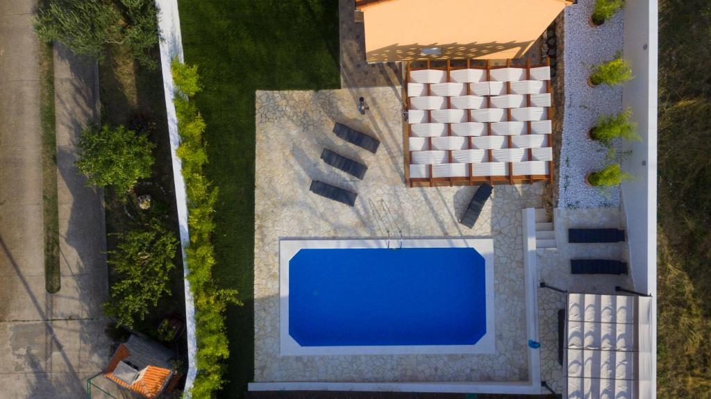Bazén v ubytovaní Villa Village Idylle with heated pool, sauna, jacuzzy and private parking alebo v jeho blízkosti