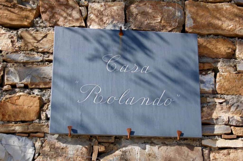 um sinal numa parede de tijolos com as palavras "raemia rotonda" em Casa Rolando em Dolcedo