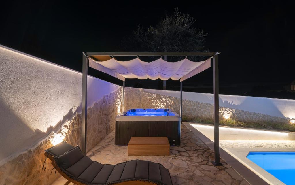 Bazén v ubytovaní Villa Village Idylle with heated pool, sauna, jacuzzy and private parking alebo v jeho blízkosti