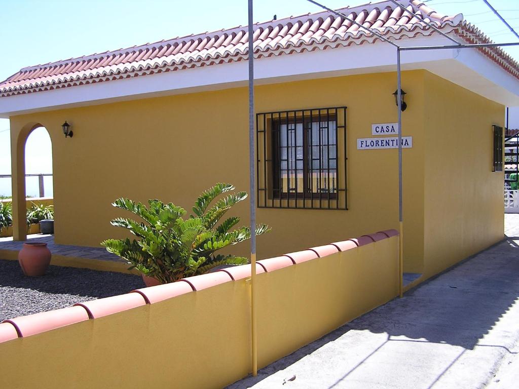 a yellow house with a gate and a fence at CASA FLORENTINA in Los Llanos de Aridane