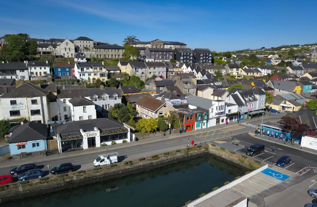 Nespecifikovaný výhled na destinaci Kinsale nebo výhled na město při pohledu z penzionu