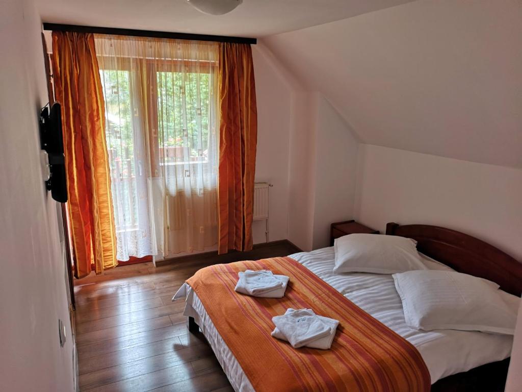 Postel nebo postele na pokoji v ubytování Raza Soarelui