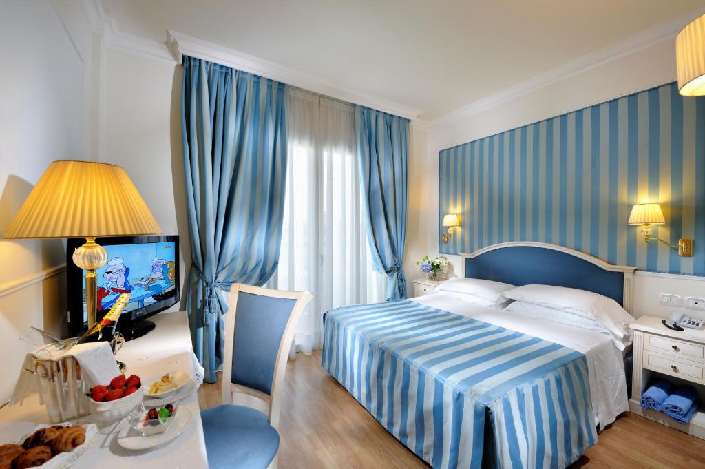 Postel nebo postele na pokoji v ubytování Hotel Italia Palace